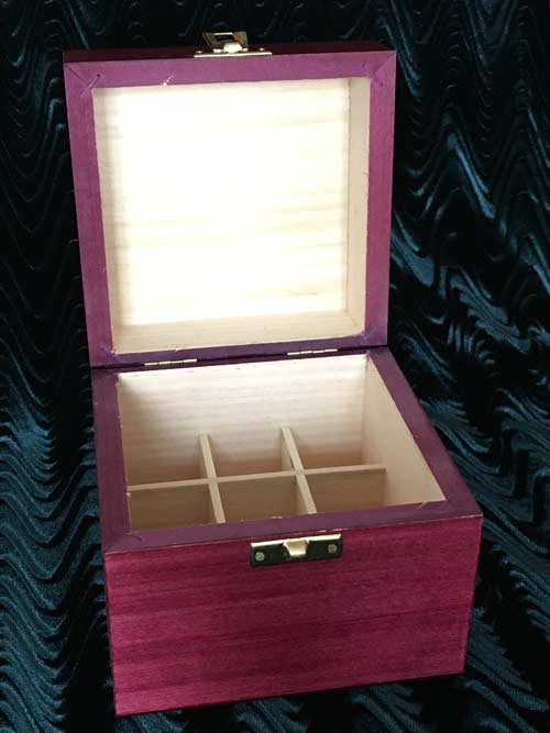 Aufgeklappter violetter Holzkasten für 9 Orchideen-Esssenzen