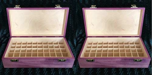 2 aufgeklappte violette Holzkästen für je 50 Orchideen-Essenzen